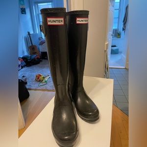 Pre-loved hunter calf rain boots in black. size 5F